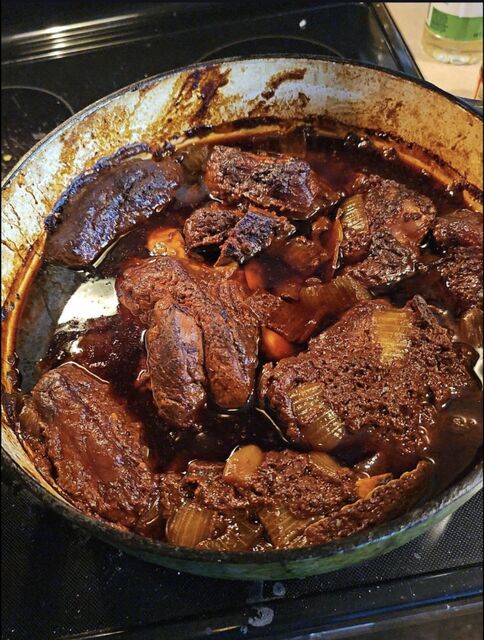Beef braised in the pot with onions